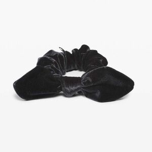 Lululemon | Uplifting Scrunchie Black Velvet Bow